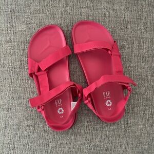 NWOT Gap kids fuchsia pink Velcro sandal Size 3-4